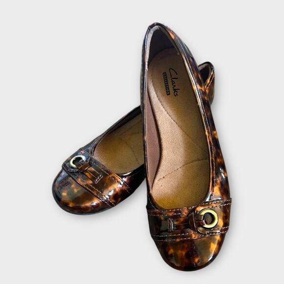 Clarks Brown Tortoiseshell Patent Leather Flats Sz 5.5 Office-Ready Comfortable - Picture 1 of 4